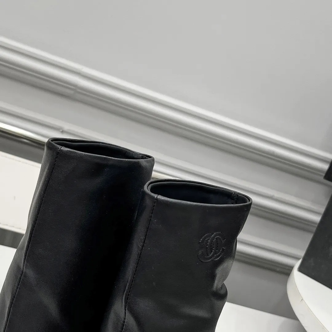 👟👟Ex-factory price 980👟👟 High version of Chanel CHANEL, 🌞🌞🌞Xiaoxiang’s latest boots for autumn and winter 2025, a must-have item for this autumn and winter! ! Ms. Chanel loves simple yet irresistible combinations to show her unique style. Mix and match freely to shine⚡Follow Grandma’s fashion steps! ! ! The top-notch craftsmanship and texture are perfectly presented. No matter any details, you can compare them with the counters. The best quality products can be entered and exited from the counters at will! ! ❶Material: imported cowhide ❷Inner lining: cowhide lining ❸Feet: cowhide lining ❹Outsole: original Italian leather outsole ❺Heel height: 5.5cm ❻Boot shaft height: 8 inches ❼Number: 35-40 (40 and 41 are customized and cannot be returned)